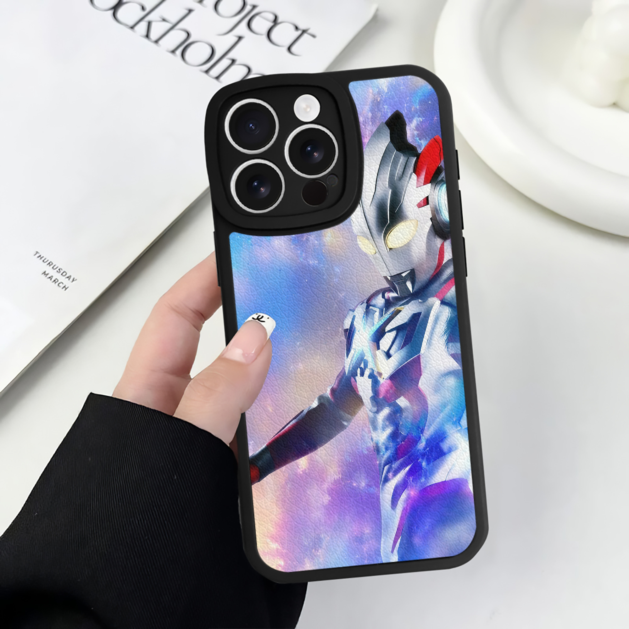 （画像用） ウルトラマン Ultraman 【iPhone 16シリーズ対応】シリコンスマホケース（レザー調） 材質：シリコン